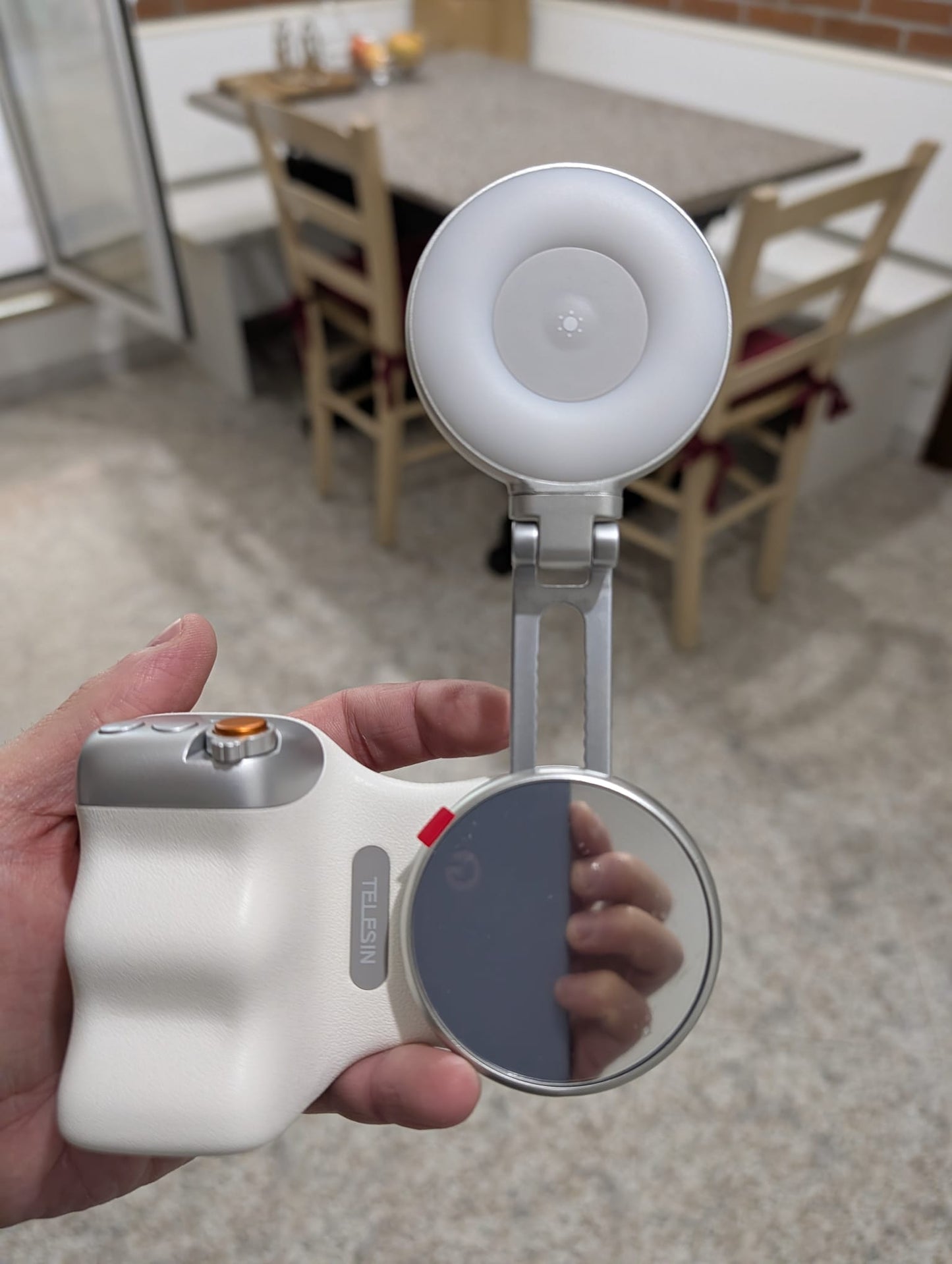 A compact 2-in-1 creator kit designed for quick, stable and well-lit mobile shooting. Ideal for selfies, vlogs, TikTok, live streams, Zoom calls and everyday photography. Magnetic mounting makes setup instant whether using an iPhone (MagSafe) or Android with the included magnetic ring.