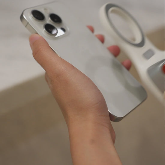 A compact 2-in-1 creator kit designed for quick, stable and well-lit mobile shooting. Ideal for selfies, vlogs, TikTok, live streams, Zoom calls and everyday photography. Magnetic mounting makes setup instant whether using an iPhone (MagSafe) or Android with the included magnetic ring.