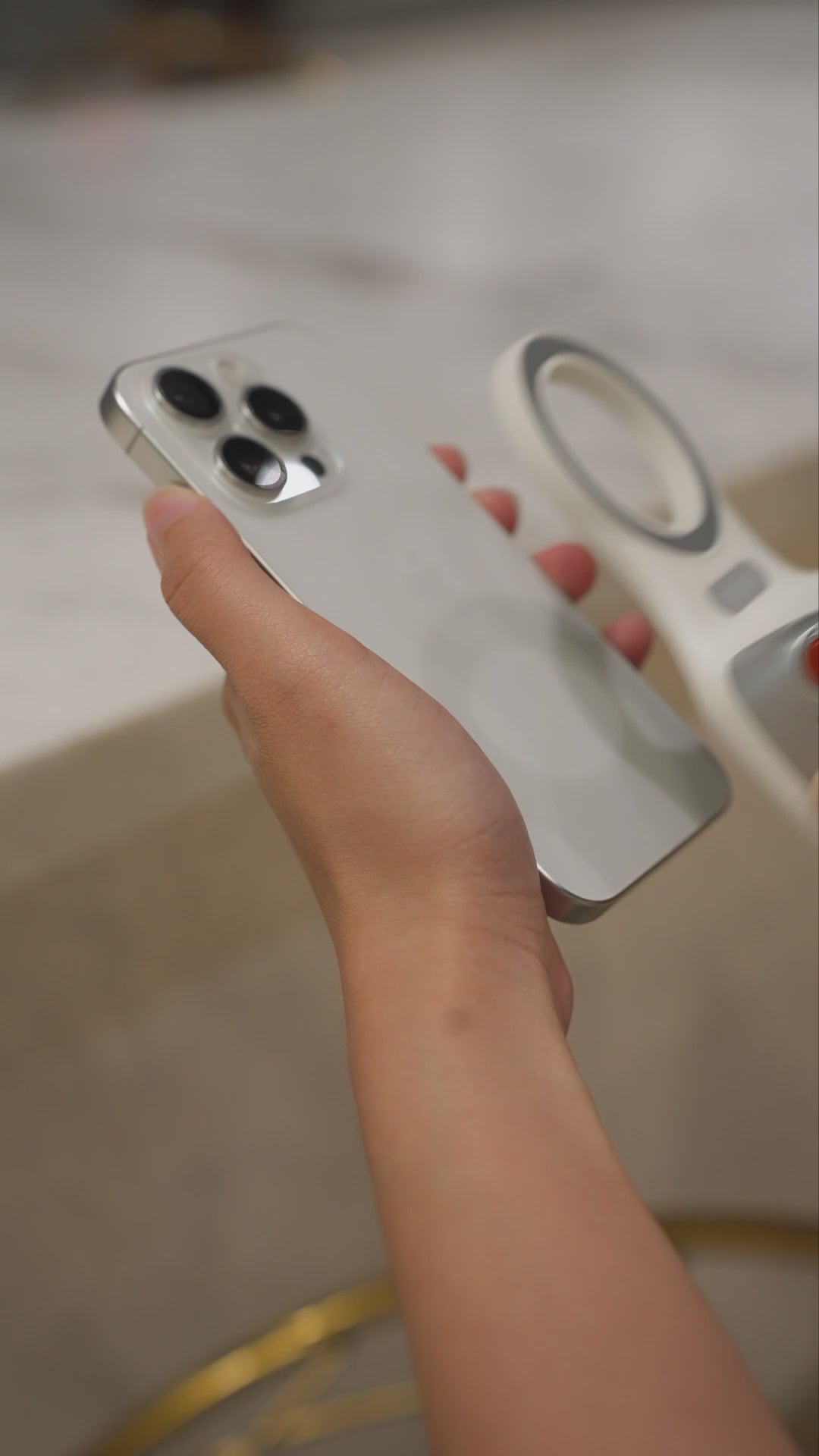 A compact 2-in-1 creator kit designed for quick, stable and well-lit mobile shooting. Ideal for selfies, vlogs, TikTok, live streams, Zoom calls and everyday photography. Magnetic mounting makes setup instant whether using an iPhone (MagSafe) or Android with the included magnetic ring.