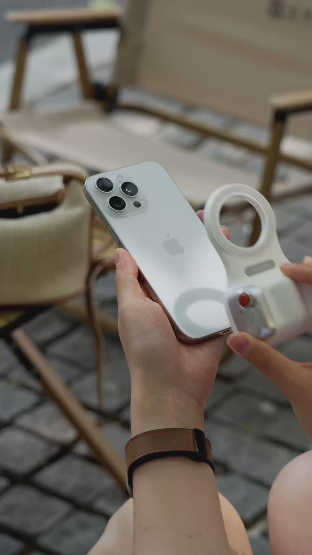 A compact 2-in-1 creator kit designed for quick, stable and well-lit mobile shooting. Ideal for selfies, vlogs, TikTok, live streams, Zoom calls and everyday photography. Magnetic mounting makes setup instant whether using an iPhone (MagSafe) or Android with the included magnetic ring.